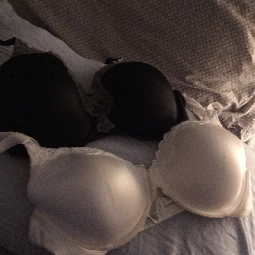 2 Maidenform bras (one black one white) size 36DD